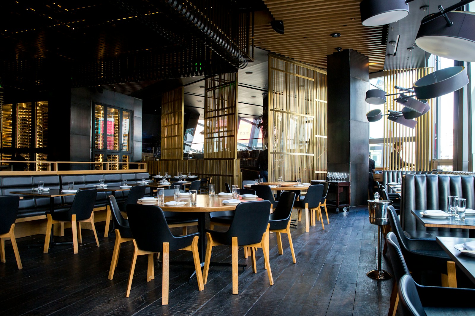Interior de un negocio local con ambiente premium